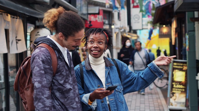 在日本看手机的年轻游客视频素材