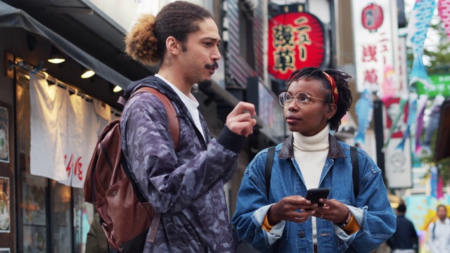 东京街头的年轻黑人夫妇视频素材