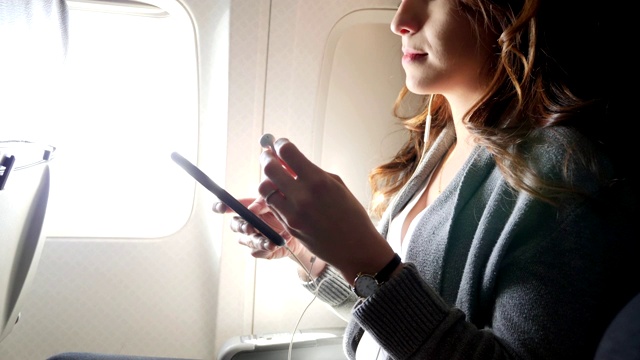年轻的成年女性乘客使用智能手机视频素材