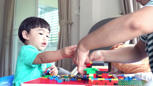 妈妈和儿子玩玩具积木视频素材