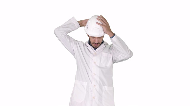 一名身穿白袍的阿拉伯工程师戴着安全帽，以白色背景为安全概念视频下载
