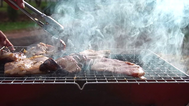 在火上烤有烟的牛肉视频素材
