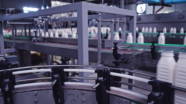牛奶瓶制作旅程到包装部分的乳制品工厂视频素材