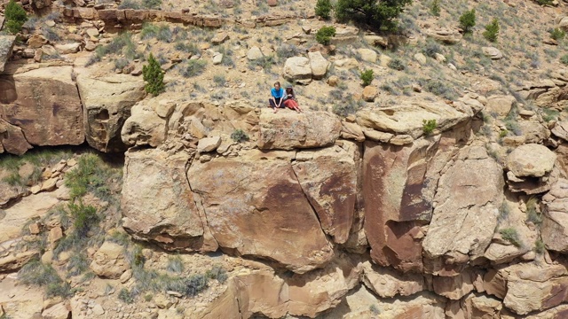 沿着悬崖上升，看到不同的岩石层，看到两个女人视频下载