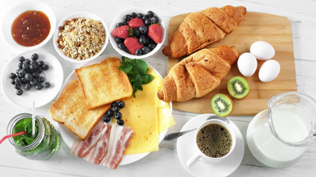 俯视图新鲜的，开胃的早餐，全餐在服务桌子上的淘金镜头视频素材