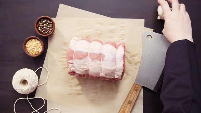 在棕色的肉铺纸上烤去骨猪肉。视频下载