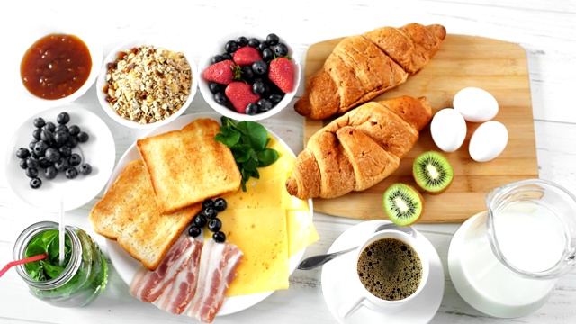 服务白色木制桌子，新鲜美味的早晨健康的早餐食物俯视图视频素材