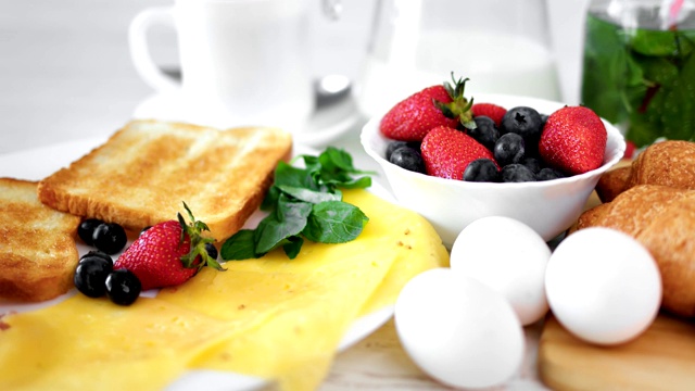 特写新鲜可口的早餐在餐桌上被自然的晨光包围视频素材