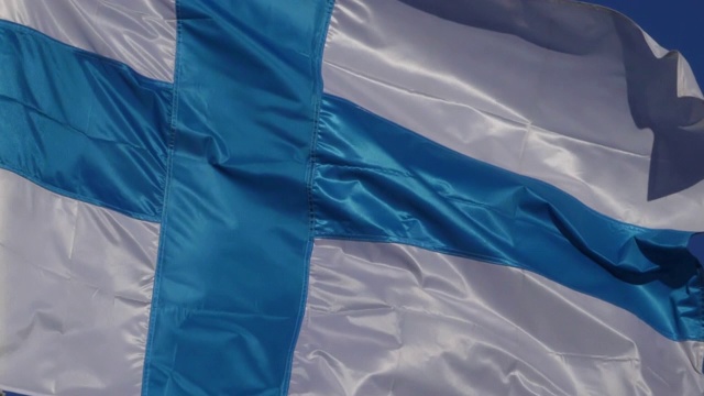 芬兰国旗在风中飘扬。视频下载