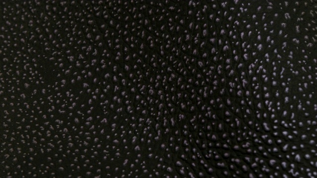 黑色皮革纹理表面真实的背景微距特写。视频素材