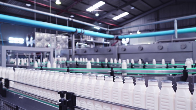 牛奶瓶制作旅程到包装部分的乳制品工厂视频下载