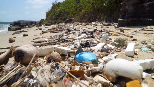 大量的塑料垃圾乱丢在海岸边。视频素材