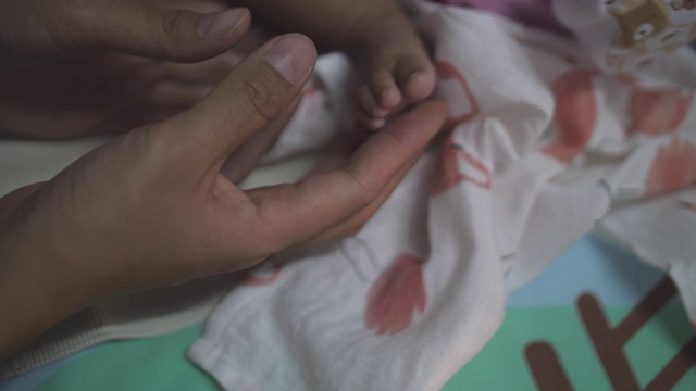 SLO MO，母亲手牵着新生婴儿的手视频素材