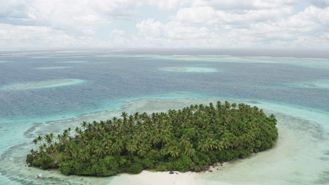 一个无人居住的太平洋岛屿的鸟瞰图视频下载