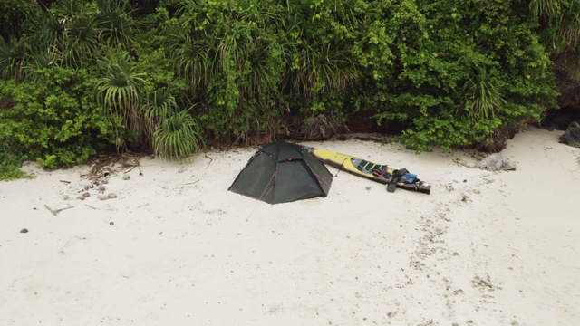 鸟瞰图帐篷和皮艇在一个无人居住的岛屿视频下载