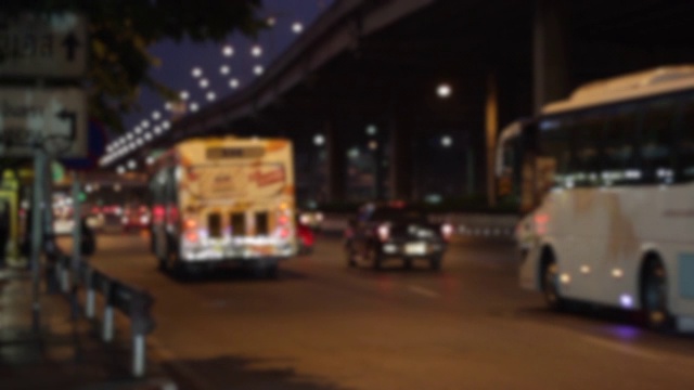 泰国交通巴士和汽车在城市模糊模式视频素材