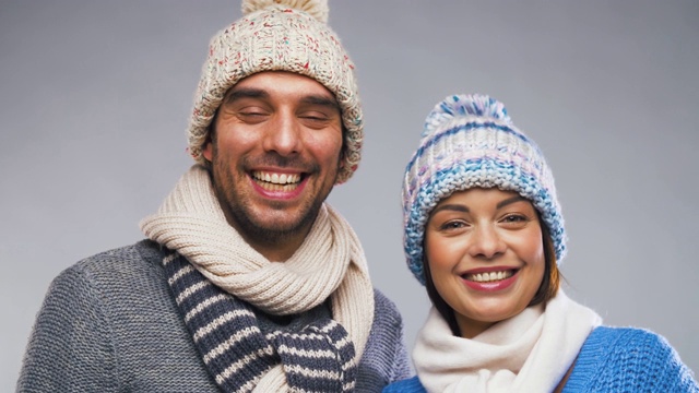 幸福的夫妇在冬天的衣服视频素材