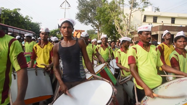 印度鼓手表演传统民间音乐，马哈拉施特拉邦，印度。视频下载