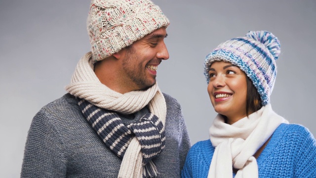 幸福的情侣在冬天穿着看着对方视频素材