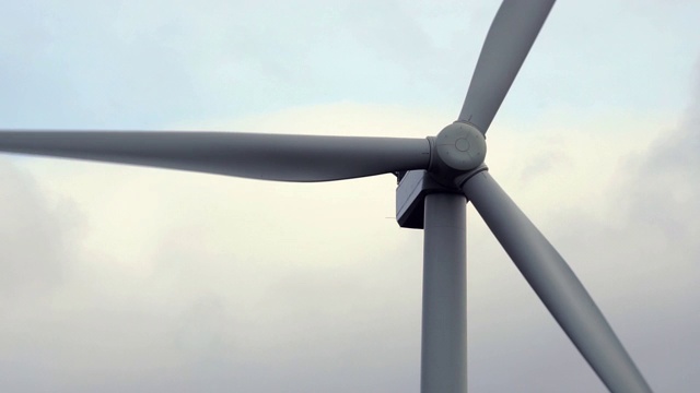 风力涡轮机转子叶片旋转的特写视频下载