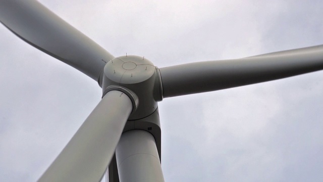 风力涡轮机转子叶片旋转的特写视频素材
