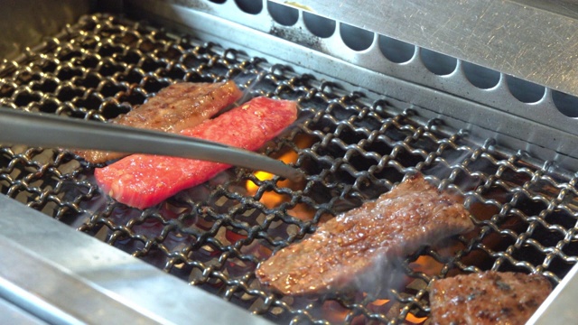 慢动作转肉烤牛肉在火上的韩式烧烤风格视频下载
