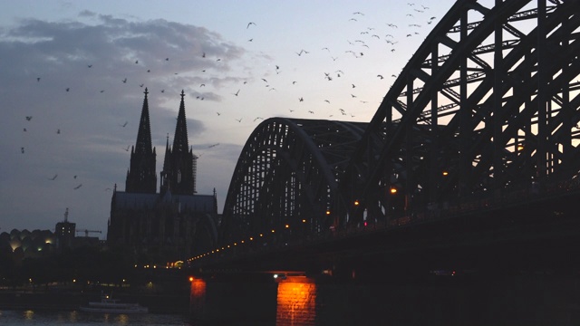 德国科隆大教堂黄昏时的霍亨索伦大桥视频下载