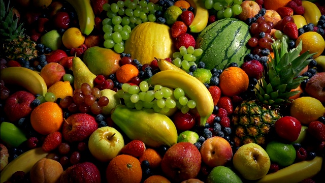 闪光水果堆健康饮食概念视频素材