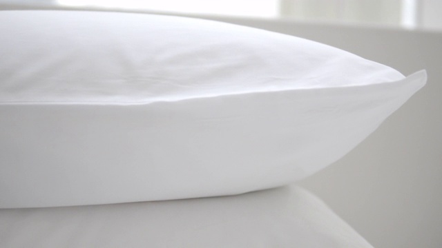 床上有干净舒适的白色枕头视频下载