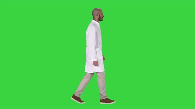 身穿白袍的阿拉伯医生在绿幕上行走视频素材