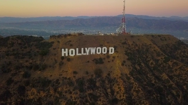 空中盘旋:标志性的好莱坞标志在黄昏在洛杉矶，加利福尼亚州视频下载