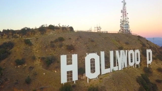 航拍:加利福尼亚州洛杉矶市李山上的标志性好莱坞标志视频下载