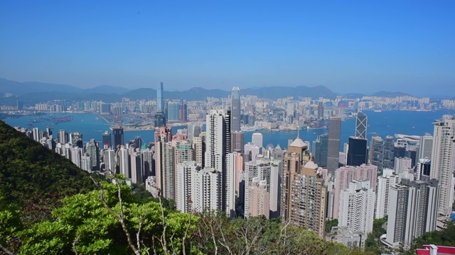 广角:香港的高楼和湖泊视频素材