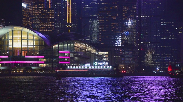 广角:香港建筑物前缓缓地驶过湖面的船只视频素材