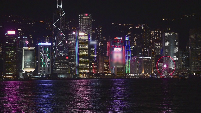 广角:夜晚香港建筑物上的彩灯视频素材
