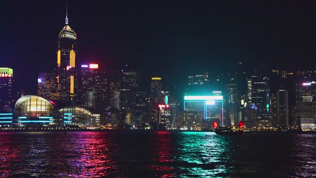 广角:香港建筑物夜间闪烁的灯光视频素材