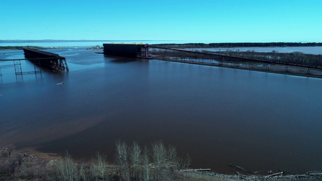 在美国五大湖之一的苏必利尔湖，位于明尼苏达州和威斯康辛州的边界上，部分废弃的工业建筑在轮船的铁路装载区。航拍视频片段与向前的摄像机运动。视频下载
