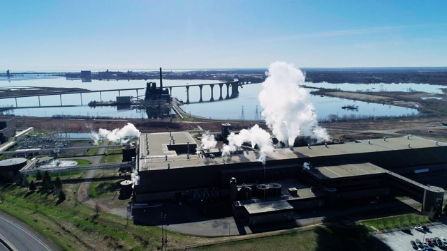 工业是否意味着污染?该工厂位于明尼苏达州五大湖之一的苏必利尔湖岸边。无人机视频与全景相机运动。视频下载