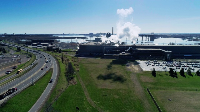 工业是否意味着污染?该工厂位于明尼苏达州五大湖之一的苏必利尔湖岸边。用静态摄像机拍摄无人机视频。视频下载