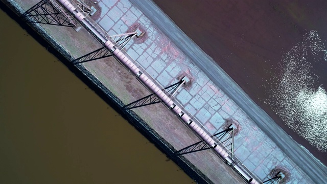 在美国五大湖之一的苏必利尔湖，位于明尼苏达州和威斯康辛州的边界上，部分废弃的工业建筑在轮船的铁路装载区。向下看，用平移摄像机在航拍影像的正上方视频下载
