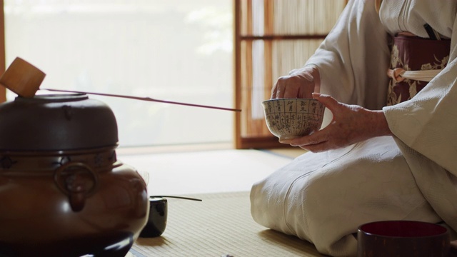 日本老年茶道主持人准备器具视频素材