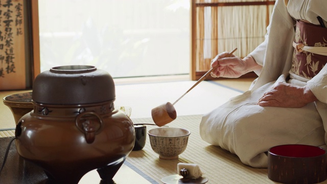 日本茶道主持人把水倒进碗里视频素材