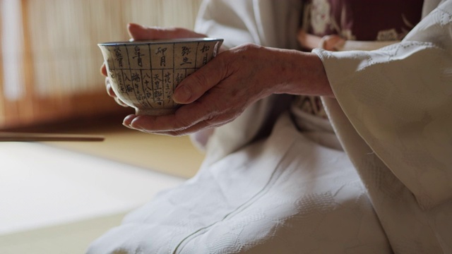 日本茶道主持人手中一碗热气腾腾的茶视频素材