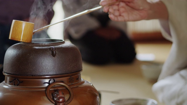 日本传统茶道上的蒸笼视频素材