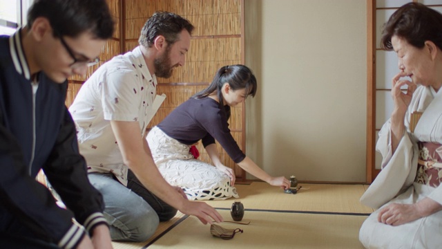 在日本传统茶道上指导客人视频素材