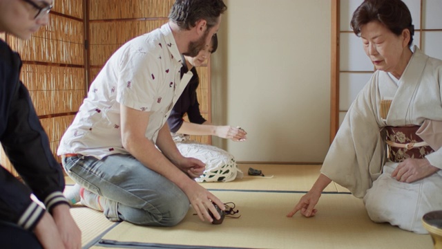 在日本传统茶道上指导客人视频素材