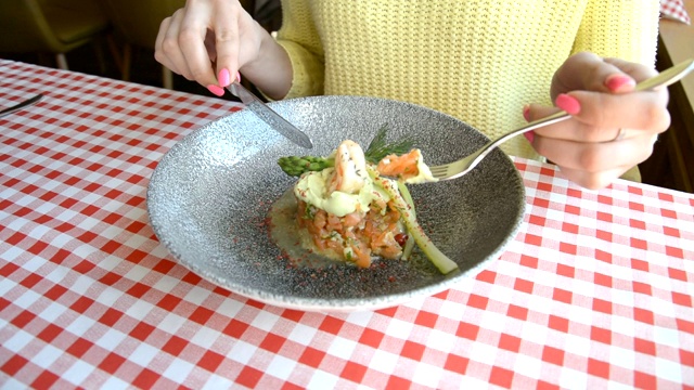 女性手用刀叉和盘子搭配金枪鱼沙拉、鸡蛋、新鲜的沙拉叶子、美丽的减肥食品视频下载