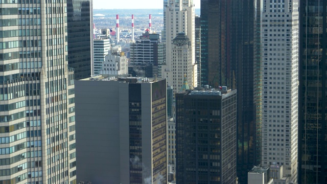 特写:玻璃般的摩天大楼耸立在纽约繁华的街道上。视频下载
