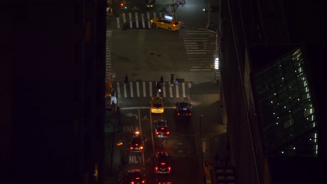 特写:无数的汽车和出租车在夜晚穿过纽约的街道。视频素材