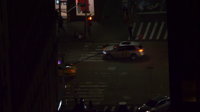 特写:黄色的出租车和汽车在纽约黑暗的小巷中行驶。视频素材